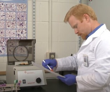 Клиника лечения наркозависимости в Глазове Врач в кабинете клиники